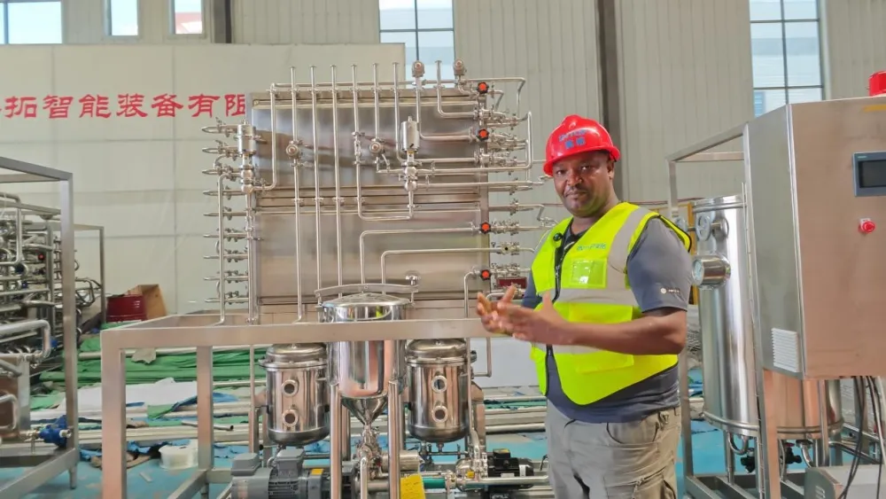 Der kenianische Partner kehrt für eine eingehende Überprüfung der Ausrüstung zu Intop Machinery zurück